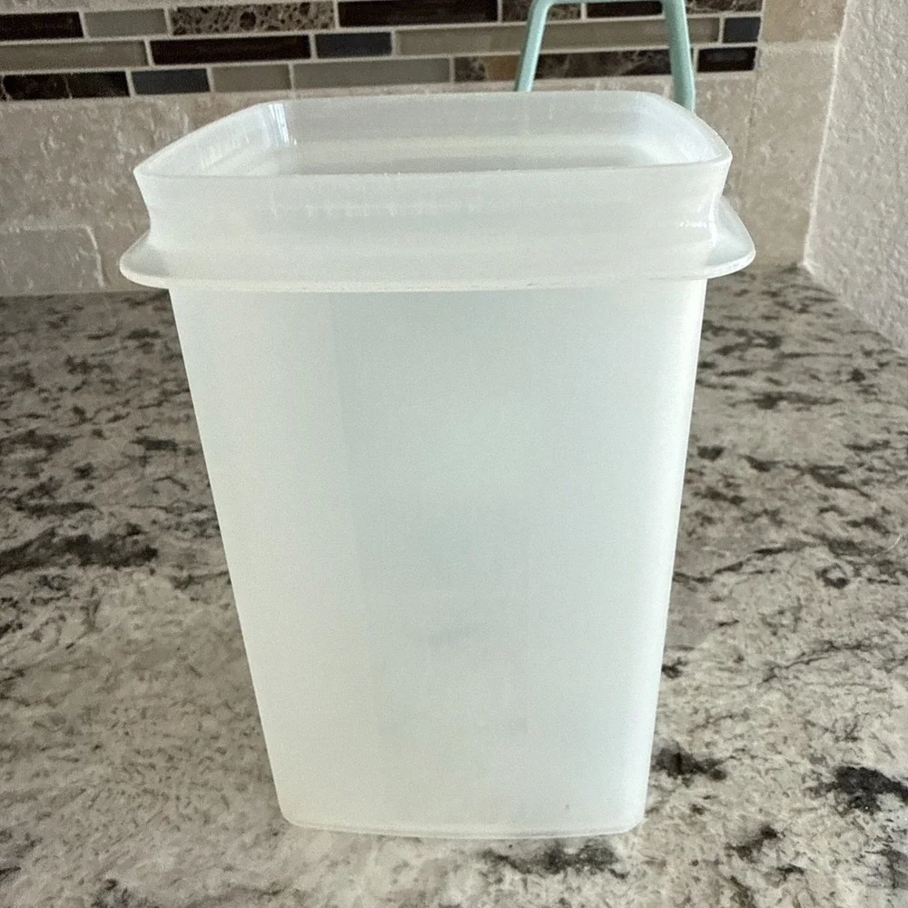 TUPPERWARE Pick A Deli Pickle Sm Keeper Container Mint Seal Lift Drain 4 1/2 Cup